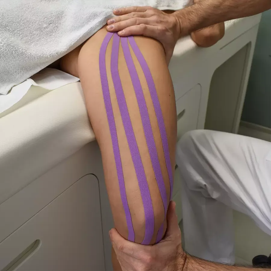 Applicazione di taping elastico sulla coscia